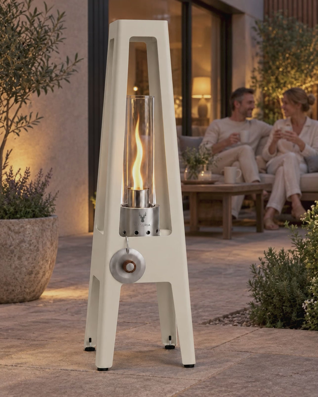 Lampa bioetanolowa TORRE Ivory Frost na tarasie o zmierzchu — film produktowy bez dźwięku.