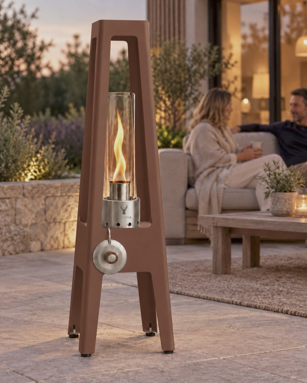 Lampa bioetanolowa TORRE Terra Brown na tarasie o zmierzchu — film produktowy bez dźwięku.