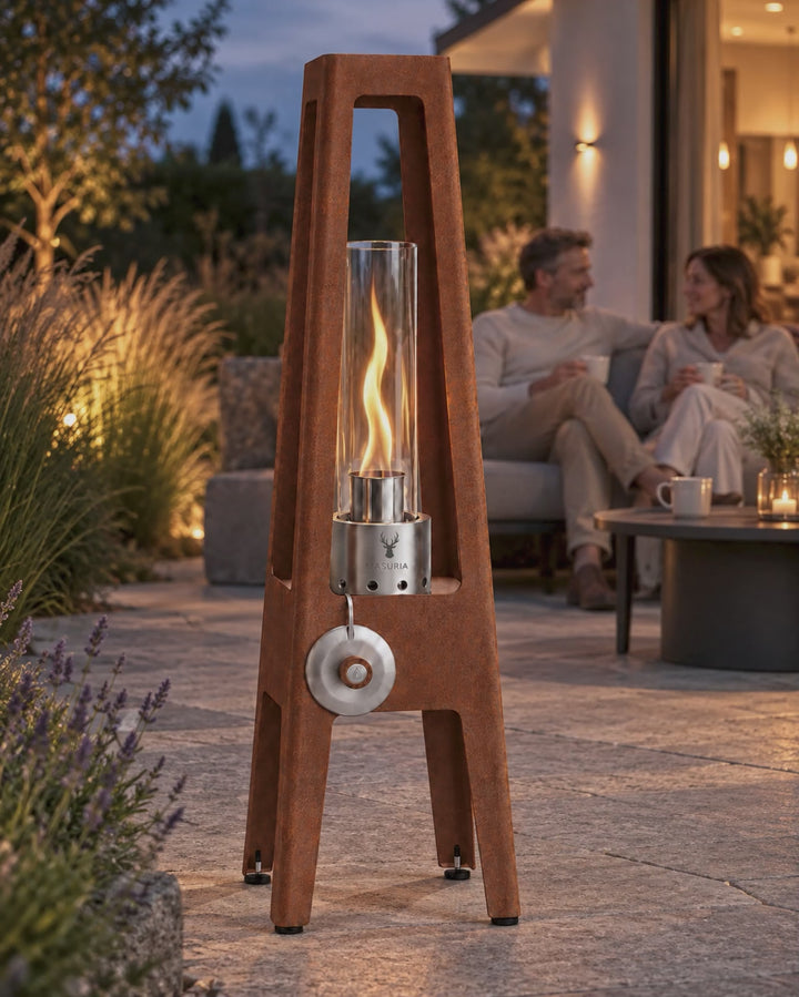 Lampa bioetanolowa TORRE Corten na tarasie o zmierzchu — film produktowy bez dźwięku.
