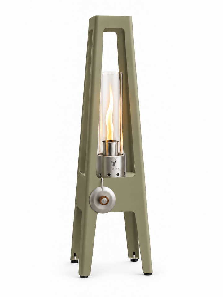 Lampa bioetanolowa TORRE Forest Haze z metalowymi nogami, szklanym kloszem i palnikiem Masuria Wild, na białym tle.
