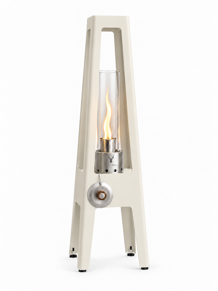 Lampe au bioéthanol TORRE Ivory Frost avec pieds métalliques, cylindre en verre et brûleur Masuria Wild, sur fond blanc.