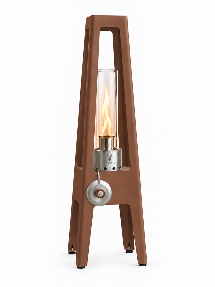 Bio-ethanollamp TORRE Terra Brown met metalen poten, glazen cilinder en Masuria Wild-brander, tegen een witte achtergrond.