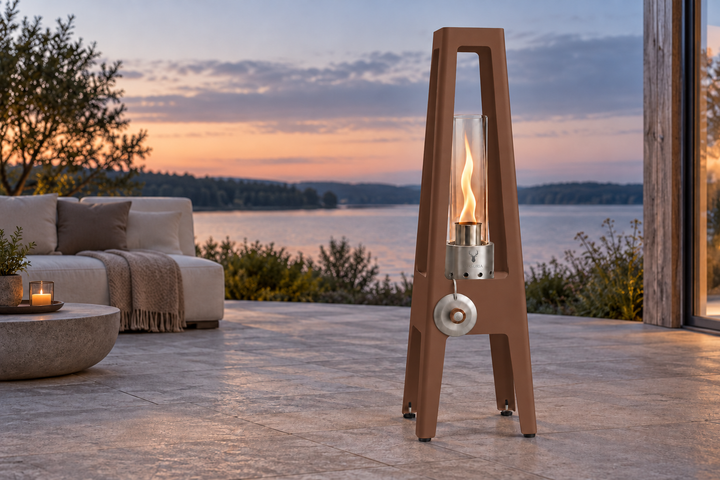 Bio-ethanollamp TORRE Terra Brown met een vlam op een terras in de avond.