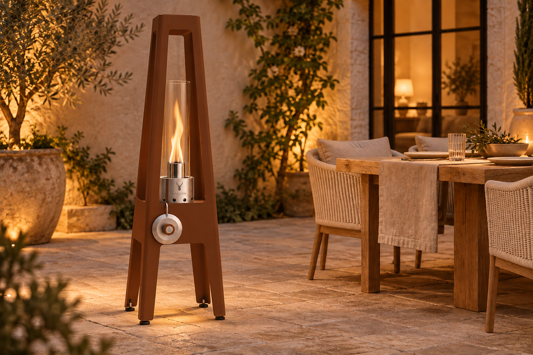 Bio-ethanollamp TORRE Terra Brown naast een eettafel buiten.